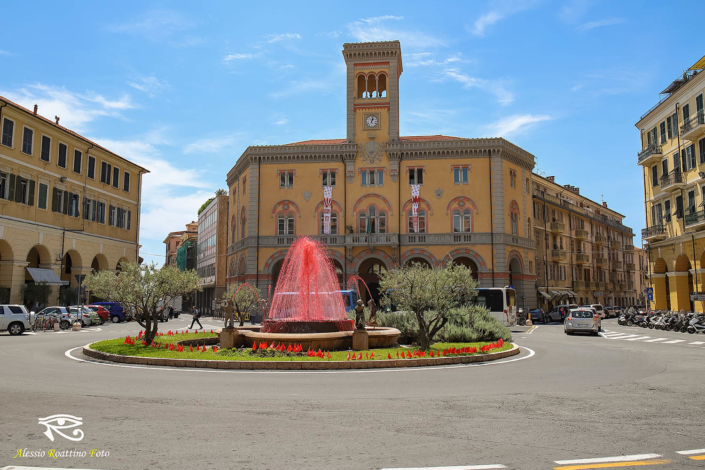 Imperia, piazza Dante, l'acqua della fontana clorata di rosso in occasione della giornata mondiale dei donatori di sangue